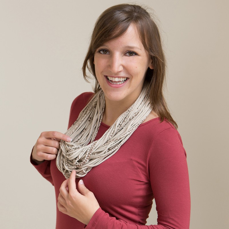 Création avec le livre "Mon collier selon mes envies" et le pochoir "Romantic" Création avec le livre "Mon collier selon mes envies" et le pochoir "Romantic"
